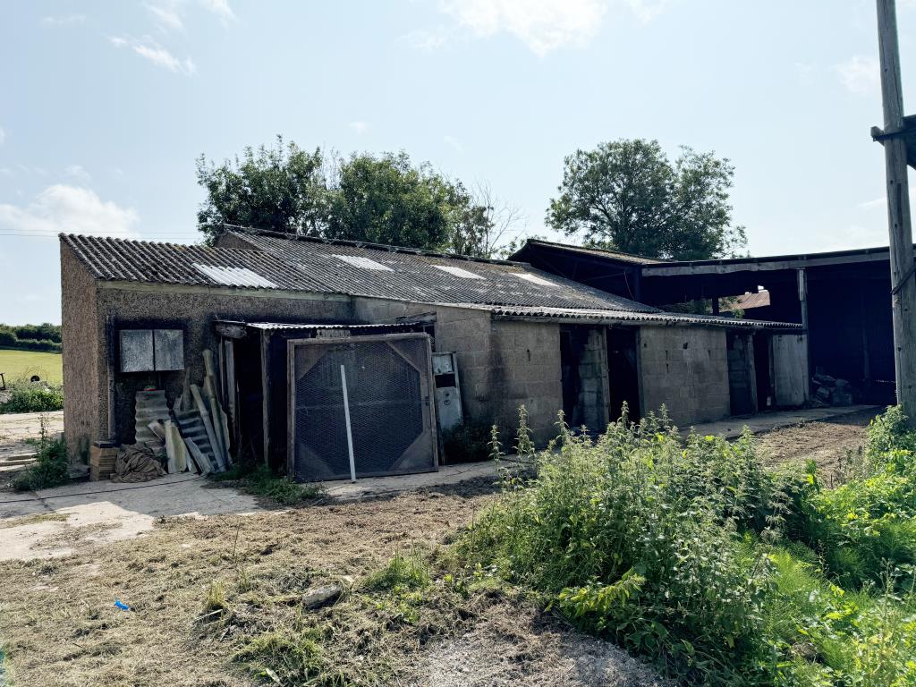 Lot: 130 - FREEHOLD RURAL BARN WITH CONSENT FOR CONVERSION ON A PLOT OF 1.27 ACRES - The Old Cow Shed